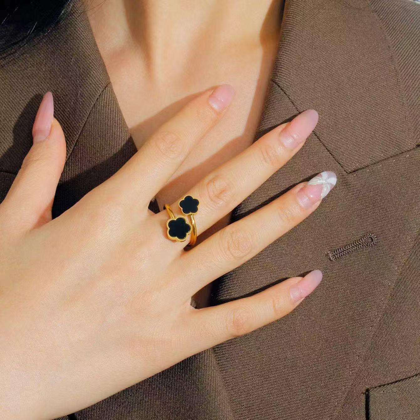 

Корейское кольцо высокого класса из нержавеющей стали 100, покрытое 18-каратным золотом, с матерью-цирконом, счастливый пятилистный клевер для женщин Gold-color