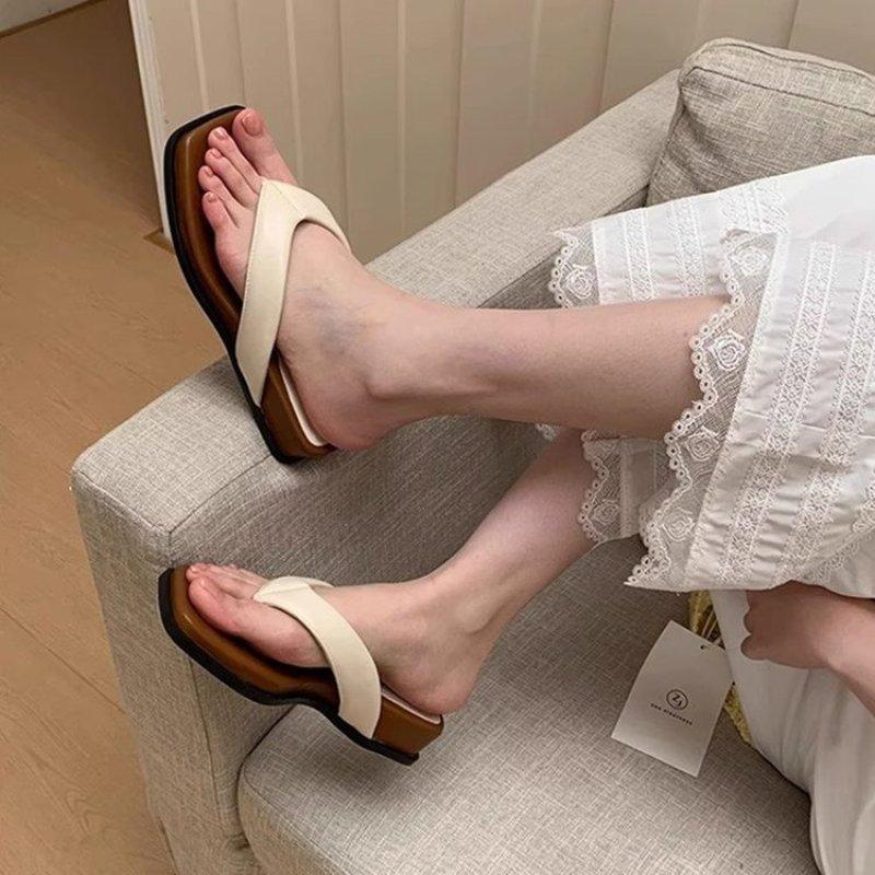 Fashion thick-soled heel padded shoes for women to wear flip-flops 2025 new models with skirts, beach sandals