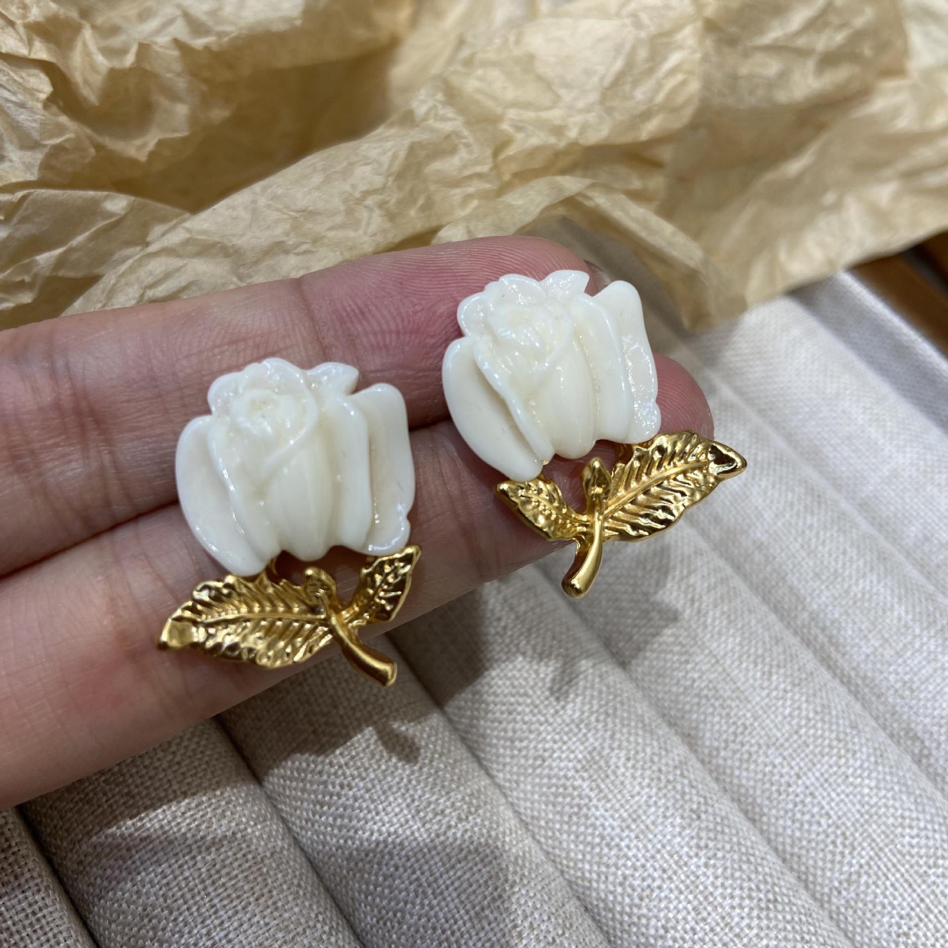 French Retro White Tulip Earrings: Elegant, Vintage-Style Stud Earrings for Women.