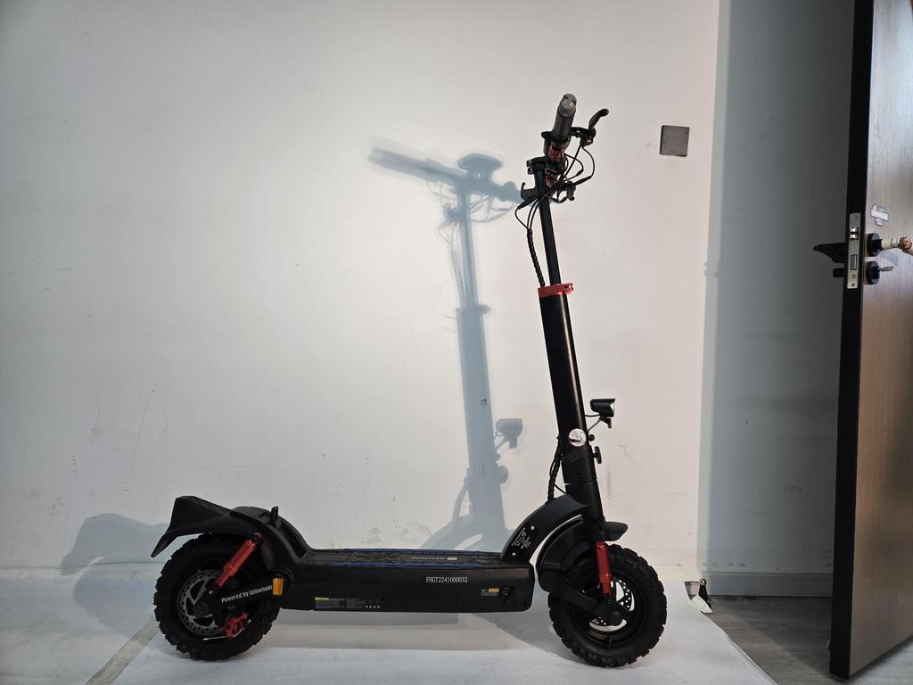 Isinwheel GT2 Electric Scooter - 1000W Motor, 60KM Range, 11" Off-Road Tires, Dual Suspension for Powerful Performance