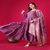 Stilvoller mehrlagiger lila Anarkali-Anzug mit bestickter Passe und Brokat-Dupatta