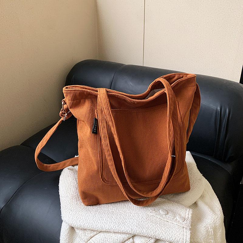 

2024 winter new fashion trendy shoulder messenger bag casual simple large capacity tote bag fashion student class bag коричневий