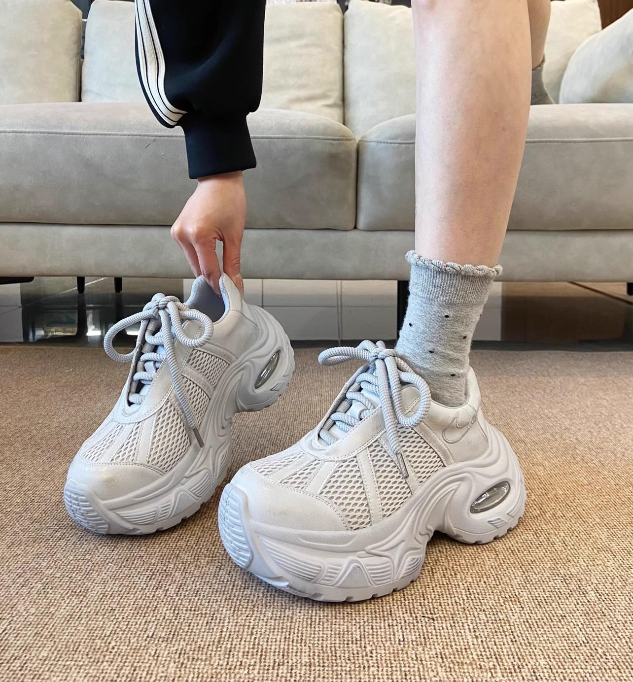 

Корейская версия женских кроссовок на толстой подошве с воздушной подушкой, весна-лето 2025, новая дышащая сетка, шнуровка, увеличивающие рост, спортивные и повседневные туфли 35