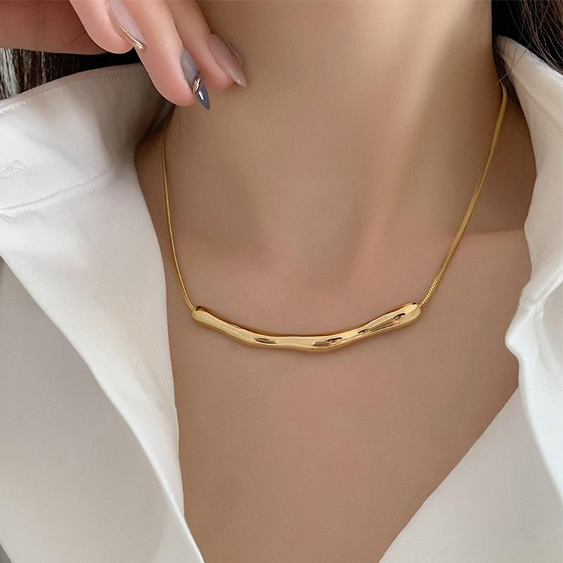 Europäische und Amerikanische Mode Einfache Edelstahl Goldfarbe Schlüsselbein Kette Für Damenmode Kurze Halsketten