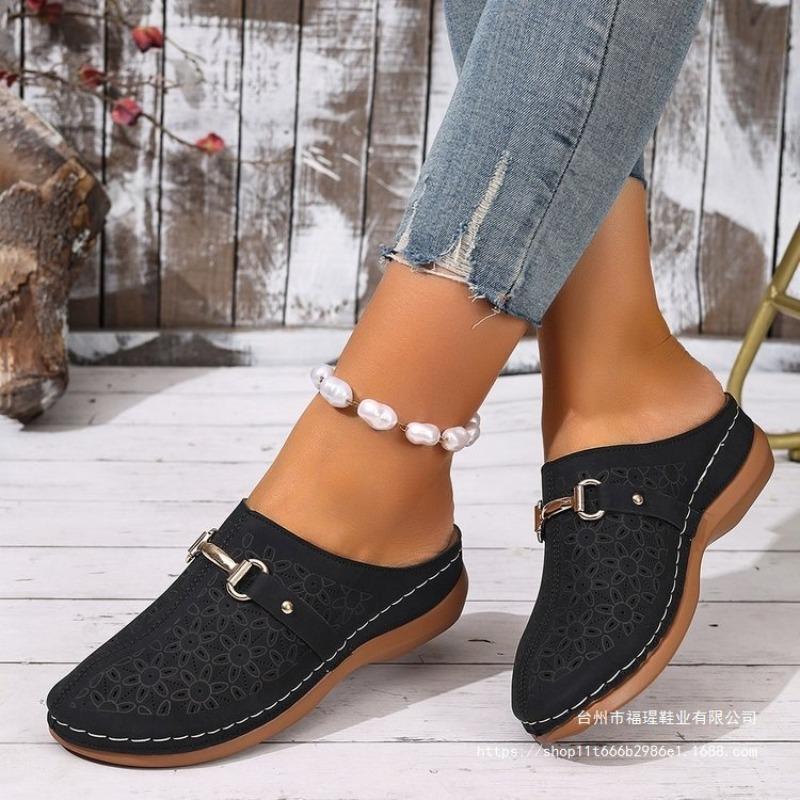 Ciabatte Comode da Donna - Scarpe Slip-On Zeppa con Intagli Floreali e Fibbia Metallica