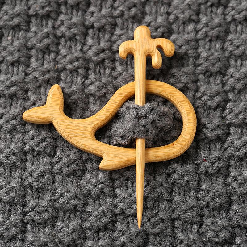 Brooch Pin with Woodenanimal Pattern