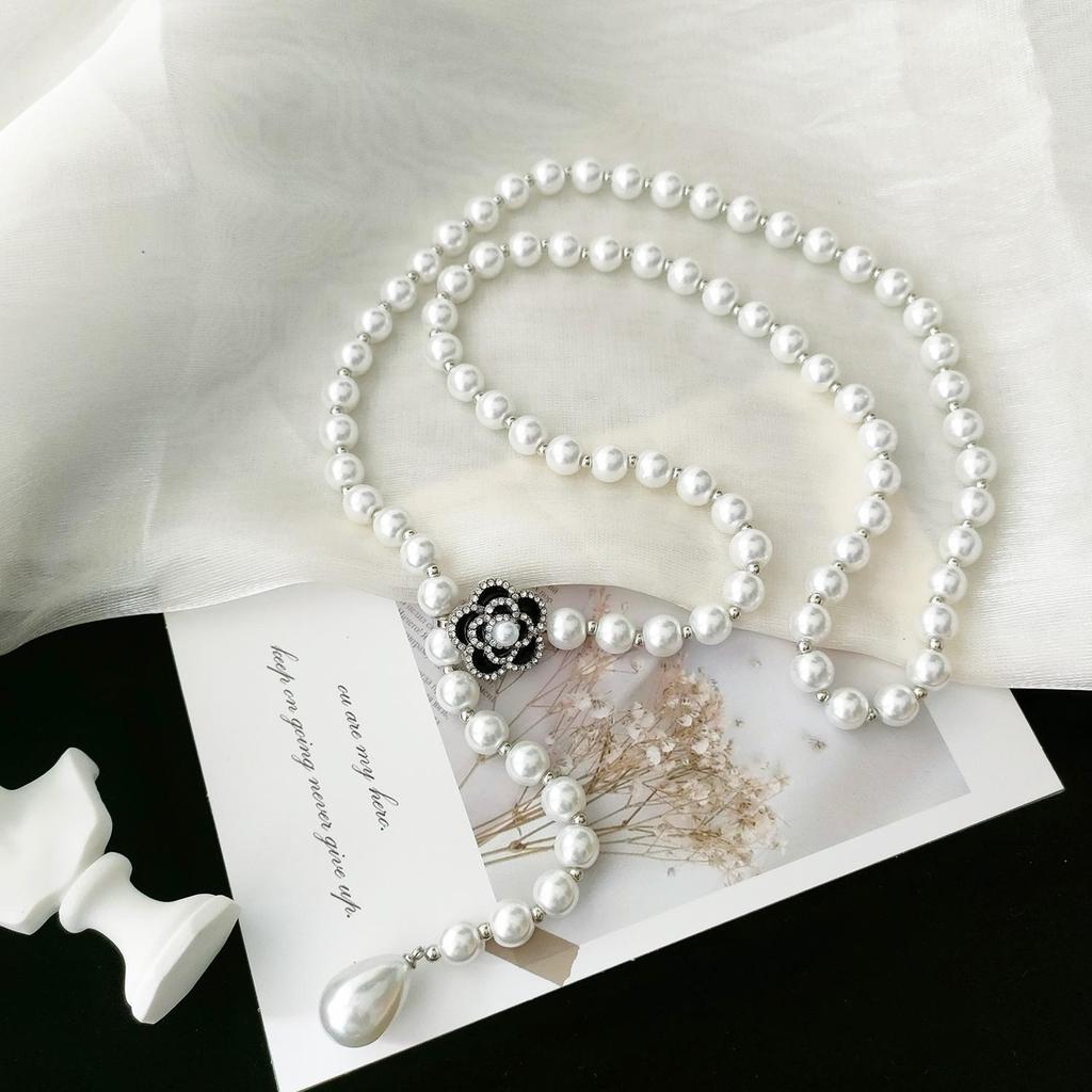 Elegant Adjustable Pearl Necklace - Versatile Light Luxury Jewelry for Women, Perfect for Autumn and Winter Sweaters.