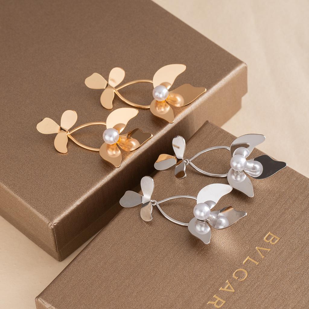 Simple Metal Wind Stud Earrings, Atmospheric Exaggerated Design, Light Luxury Earrings, Pearl Flowers, High-End Earrings.