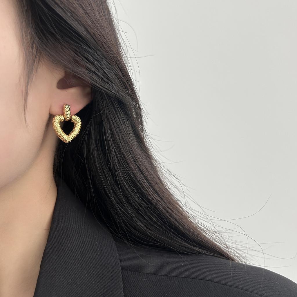 Classic Relief Texture Love Stud Earrings Three-Dimensional Versatile Retro Light Luxury Exquisite Daily Commuter Earrings