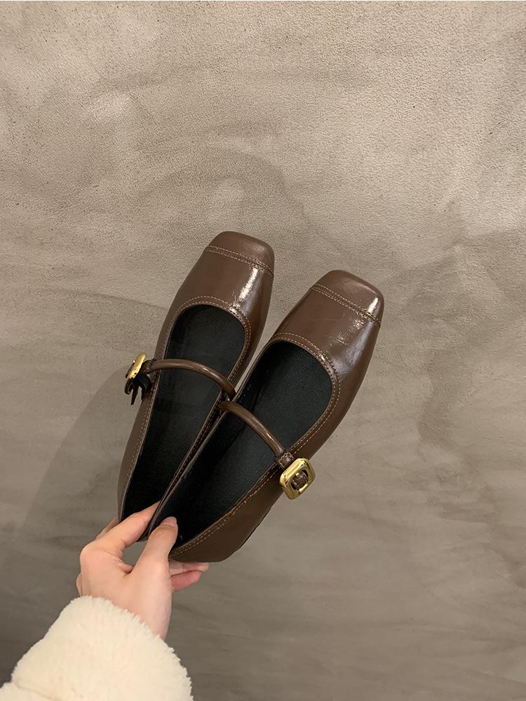 

French flat single shoes women s 2025 new spring brown retro Mary Jane women s shoes with skirts gentle evening shoes 35 темно-коричневого