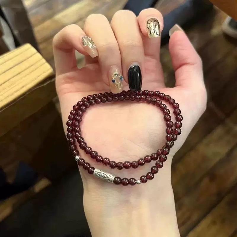 Drunk lime cat lime bracelet before the flower, cat paw holding high-value bracelet, female hand twisting finger soft bracelet.