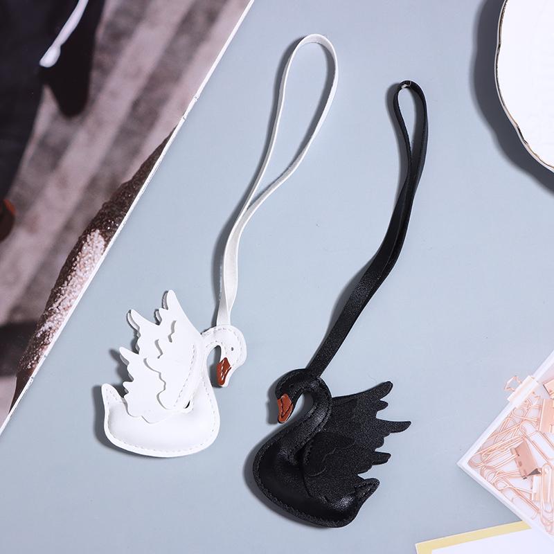 Porte-clés Couple Cygnes Noir et Blanc en Cuir PU Fait Main Cadeau Décoration Mignonne Convient Pour Accessoires Charms de Sac