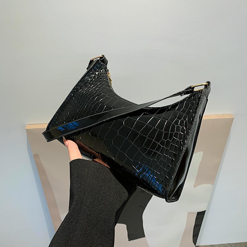 

Versatile Everyday Use Shoulder Bag In Fashionable Colors With Soft Structural Design чорний