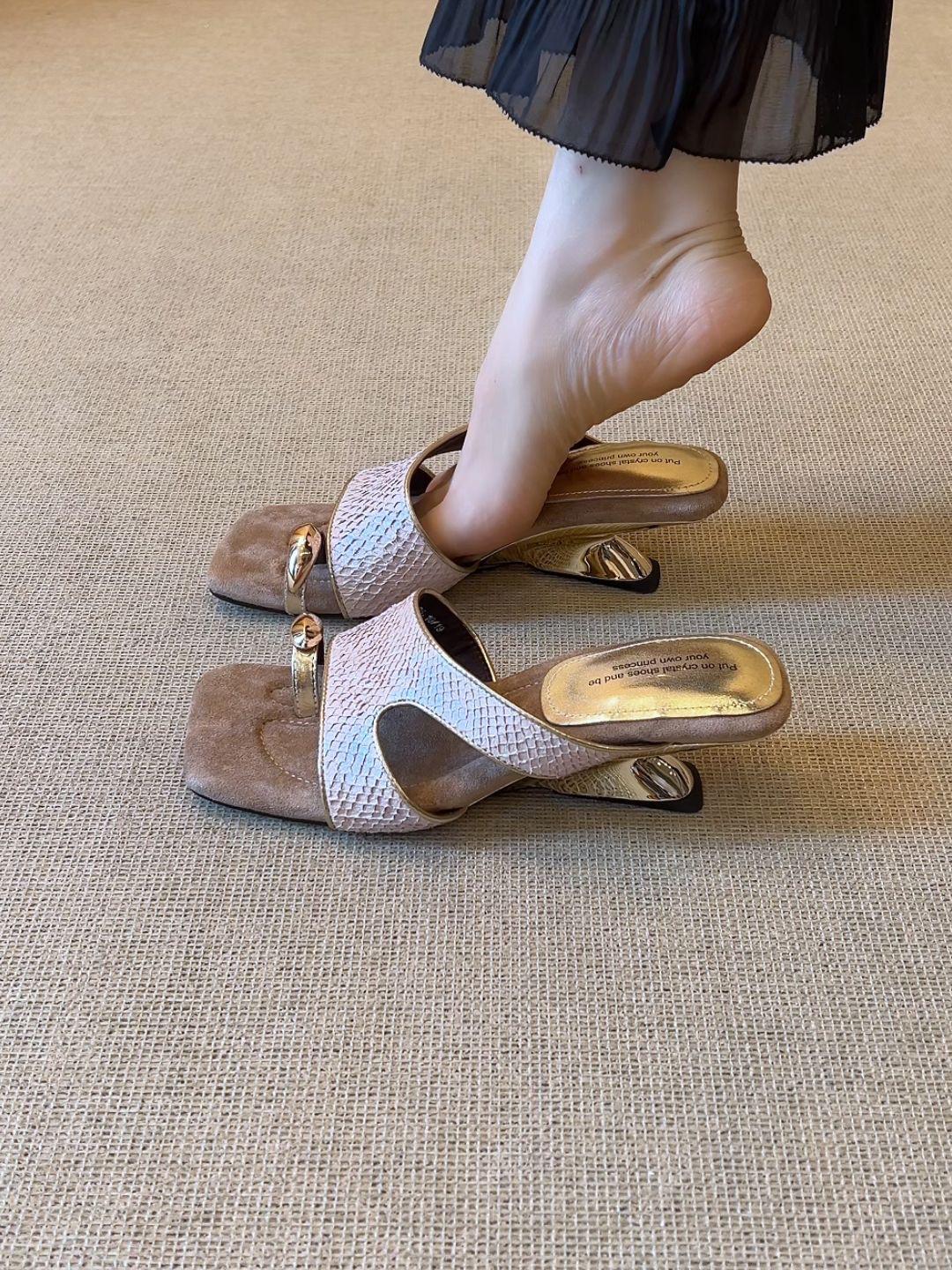 

Легкий и зрелый стиль, чувство дизайна, темперамент, танкетка из рыбьей кожи, ремешок с пряжкой, не натирает квадратные пальцы, европейские товары, легкая роскошь 40 шампанского