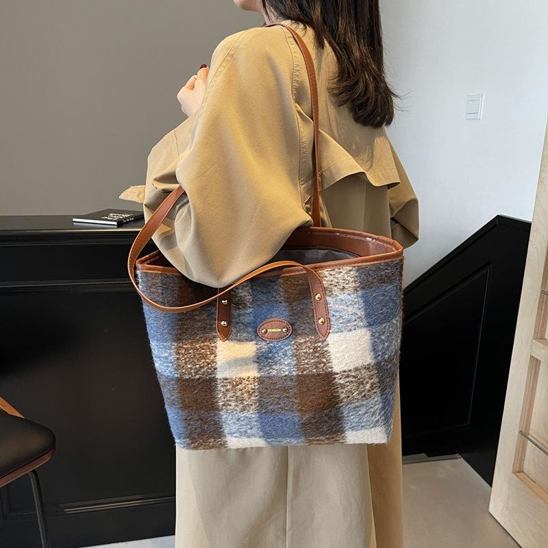 Large-capacity Foreign-style Trend Commuting 2025 Winter New Fashion Niche Design Single Shoulder Portable Tote Bag Women's Middle School