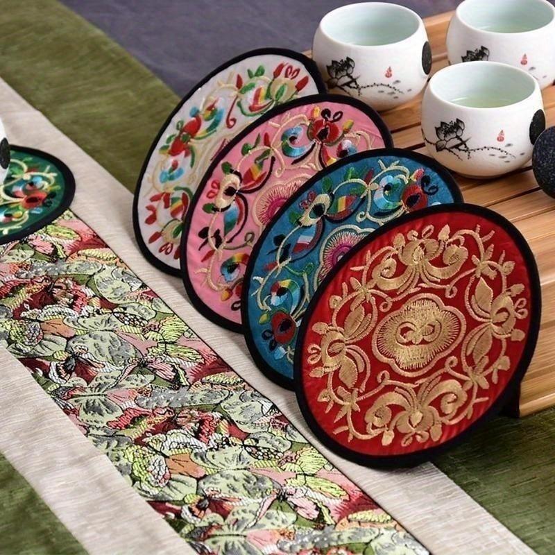 4 stk/sett Broderistoff Bord Kinesisk Stil Beskyttelsesmatte Brikke Kaffekoppmatte Bordbrikke Farge Tilfeldig