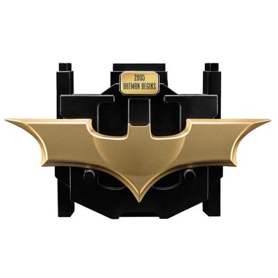 Batman beginnt mit der Batarang-Metallreplik