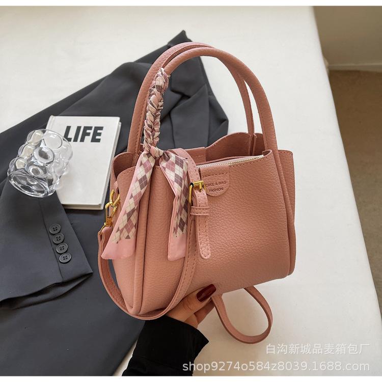 

2025 new fashion with silk scarf lychee pattern commuter retro handbag solid color shoulder messenger bag рожевий