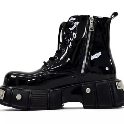 Schwarze matte Plateau-Schnürstiefel für Damen, kurze Motorradstiefel, neue Schuhe aus Mikrofaser im Punk-Stil, Stiefel mit runder Spitze und Metalldekoration