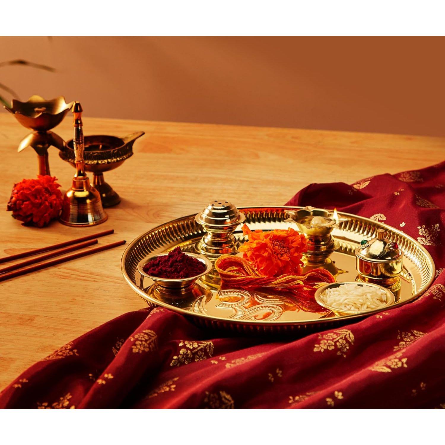 

Латунный Пуджа Тали с Аксессуарами - Джйот, Чаши и Коробочка для Синдура | Золотой золотистый