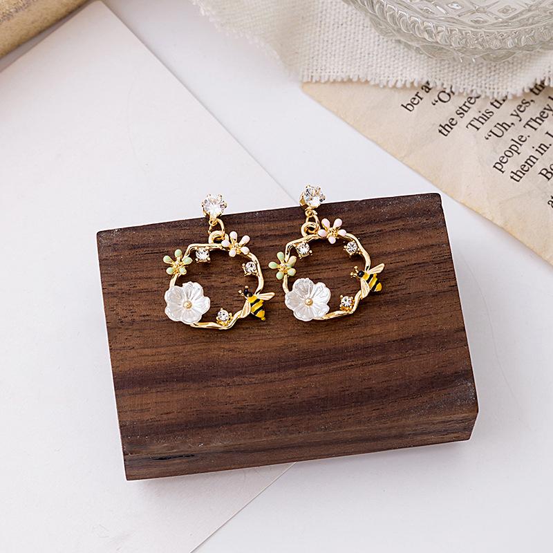 1Pair Hollow Wreath Flower Earrings For Women  Sweet Bee Stud Earring Girl Wedding Party Jewelry