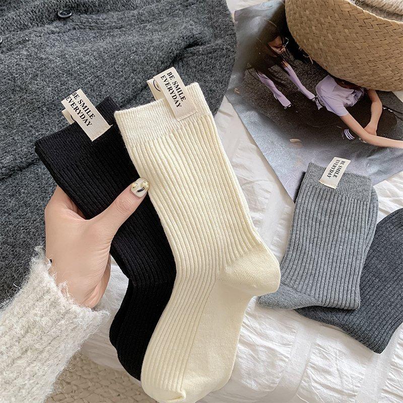 White Thick-lined Letter-labeled Socks for Women with Flanged Smiling Faces, Mid-calf Pile Socks, Autumn and Winter Couple Socks for Men and Women