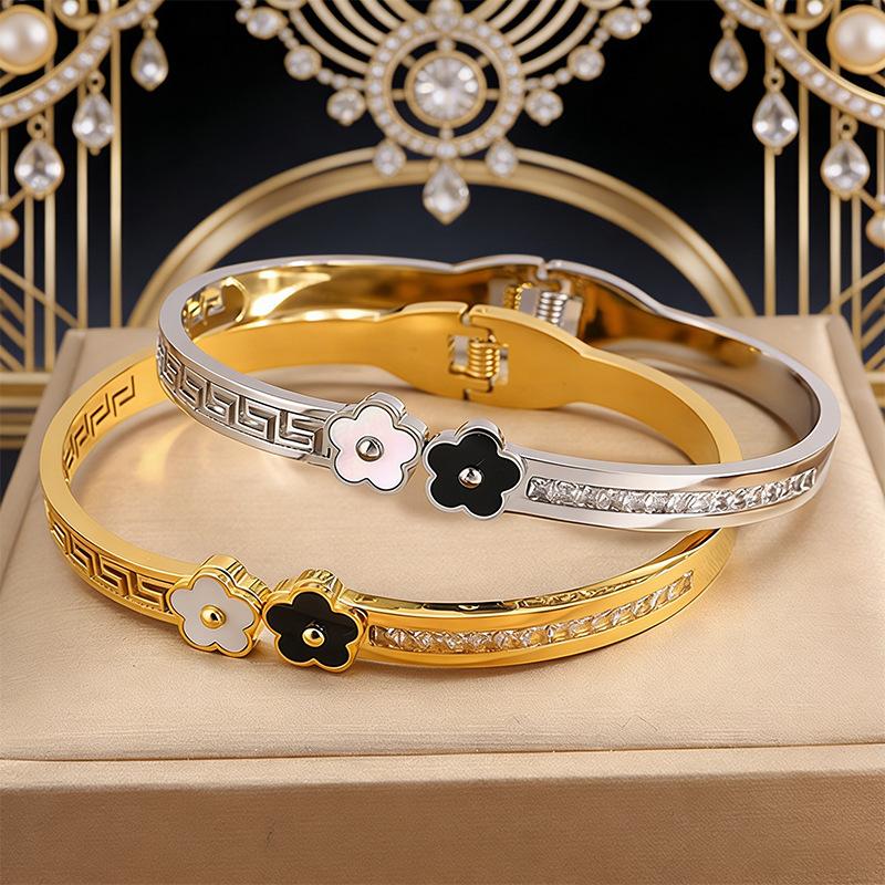 Hot-selling four-leaf clover titanium steel women's Great Wall pattern opening does not fade versatile fashion jewelry
