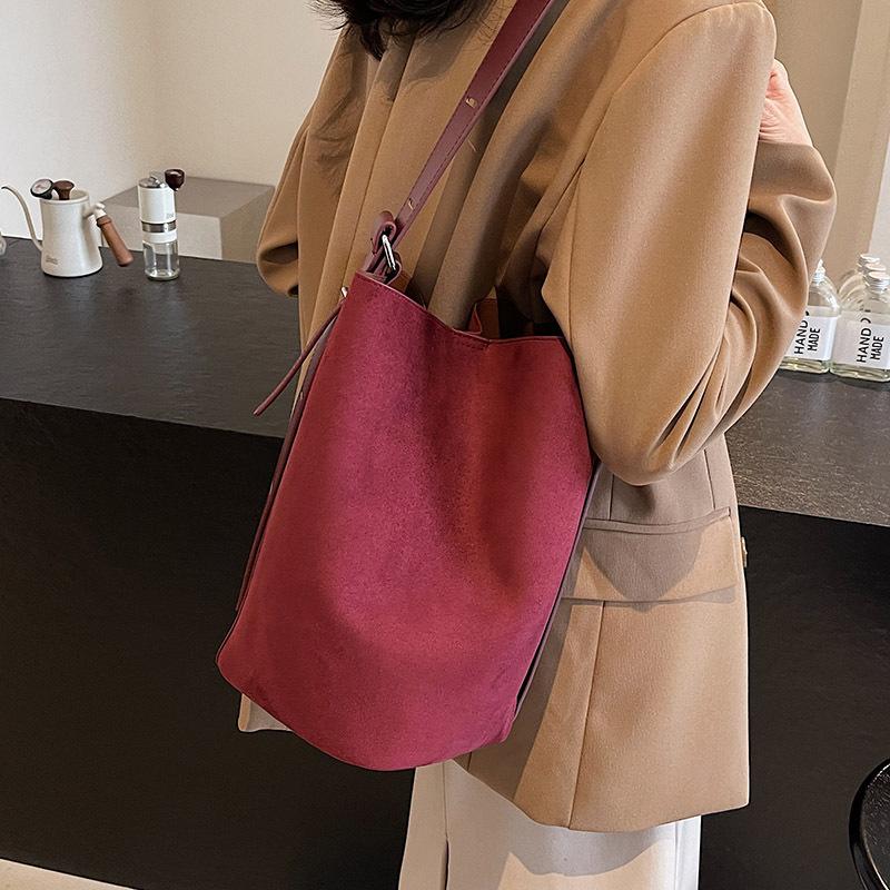 Popular Autumn and Winter Maillard Texture Fashionable Niche Versatile Bucket Bag Women's Commuter Suede Messenger Bag
