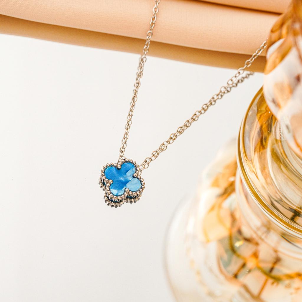 Collana Trifoglio a Quattro Foglie Una Lussuosa e Raffinata Catena per Maglione da Donna in Acciaio di Titanio Bicolore Resistente al Colore