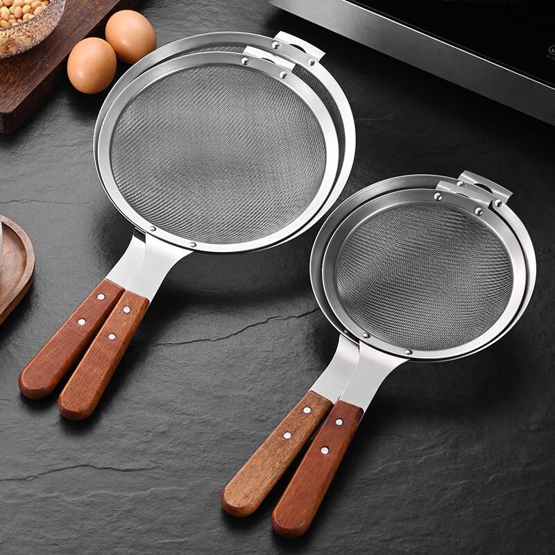 Feinmaschiges Sieb aus Edelstahl mit Holzgriff