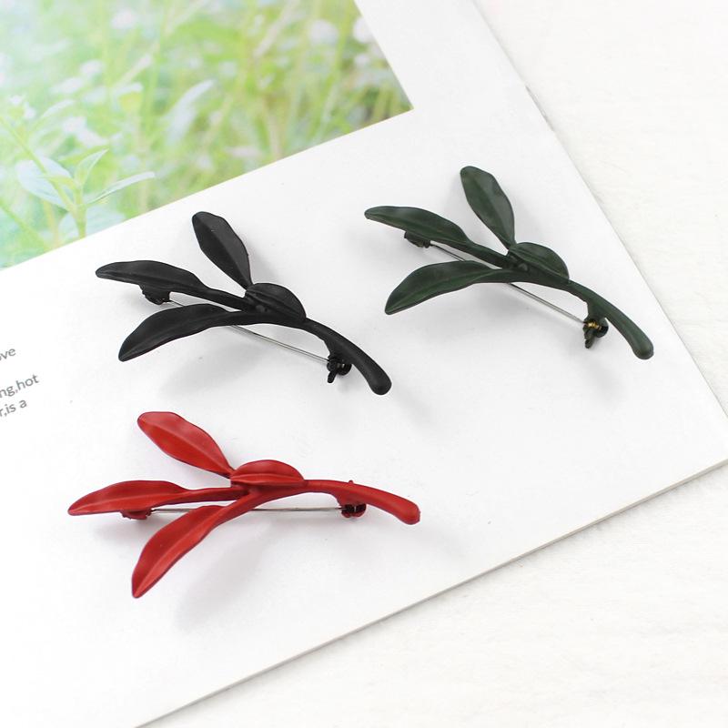 Elegant Tea Leaf Brooch: Three-Dimensional Plant Badge