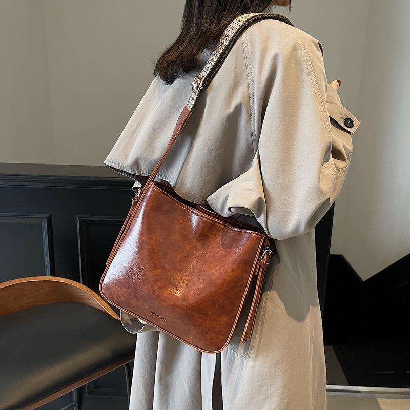 New PU soft leather bag women's French light luxury fashion high sense commuter shoulder messenger tote bag