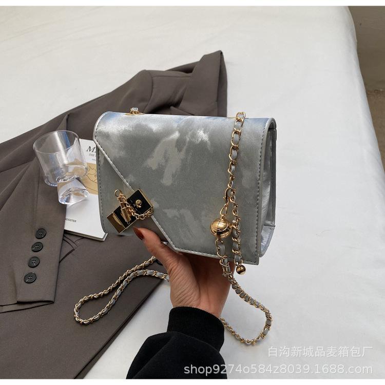 

2025 Trend Explosive Xiaoxiangfeng Design Bag Women s Versatile Casual Small Square Bag High Fashion Underarm Crossbody Bag срібний