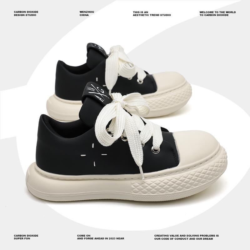 Sommerliche Damenschuhe mit dicker Sohle, die den Kopfbereich erhöhen und vielseitig einsetzbar sind – ideal für Freizeit und Sport.