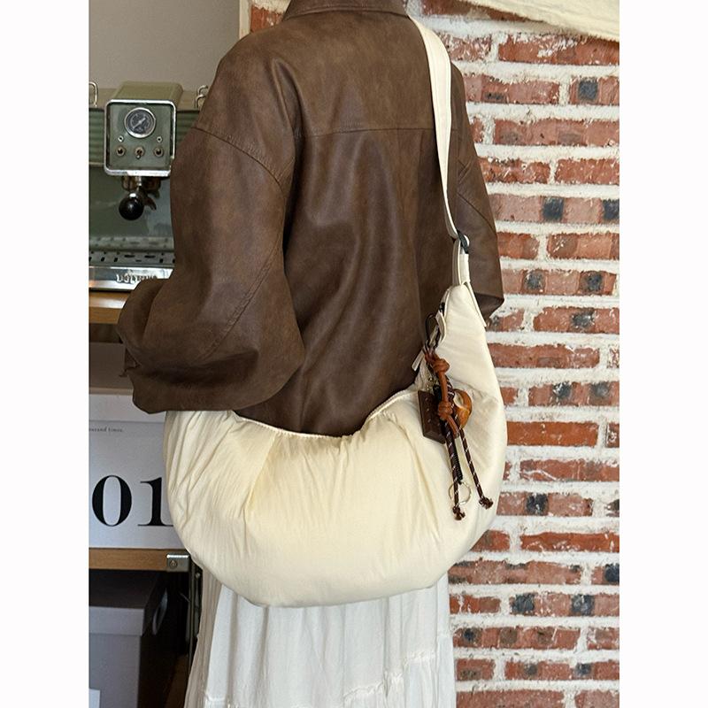 Korean retro pleated dumpling bag women's 2025 new large-capacity commuter croissant bag commuter shoulder messenger bag