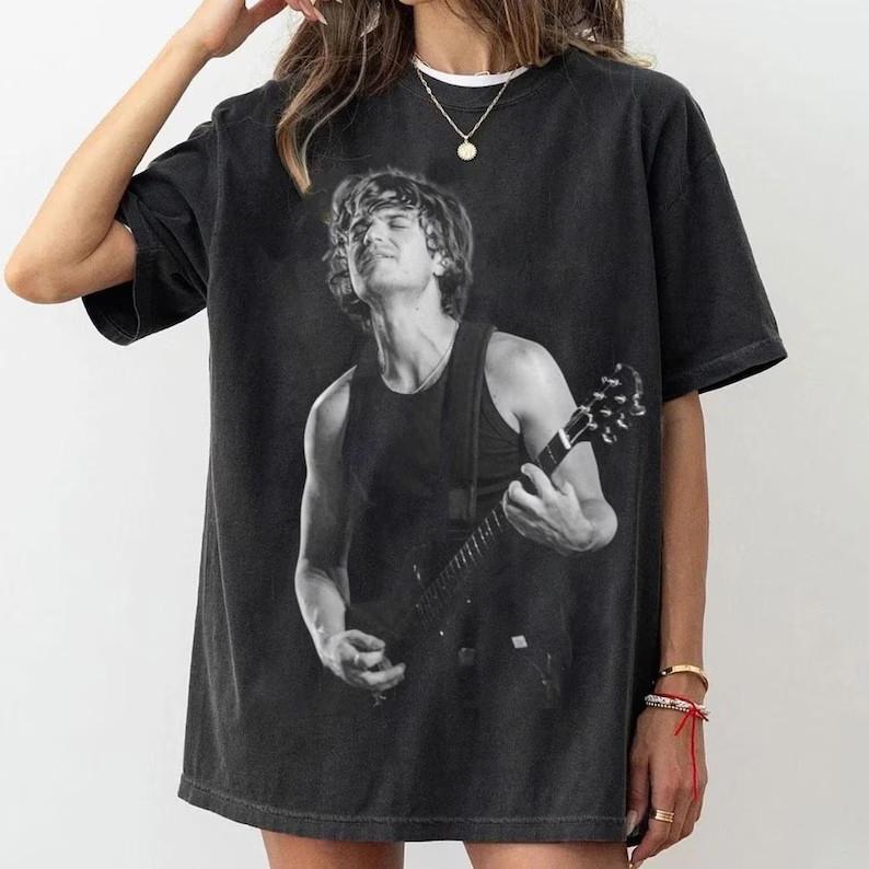DJO Joe Keery Tribute Concert Photo chacoal Colors Shirt AN66469 XL