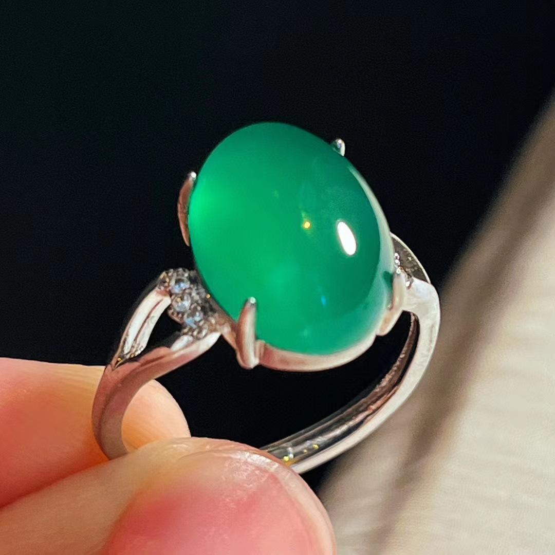 

Retro High Ice Emperor Green Chalcedony Women S Ring Green Agate Jade Ring Can Be Sent On Behalf Of The Spot.