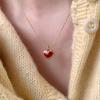 Een Damesketting, een Rode Hartvormige Fijne en Compacte Ketting, Is Geschikt voor Dagelijks Gebruik en Kan Met Elke Outfit Gedragen Worden