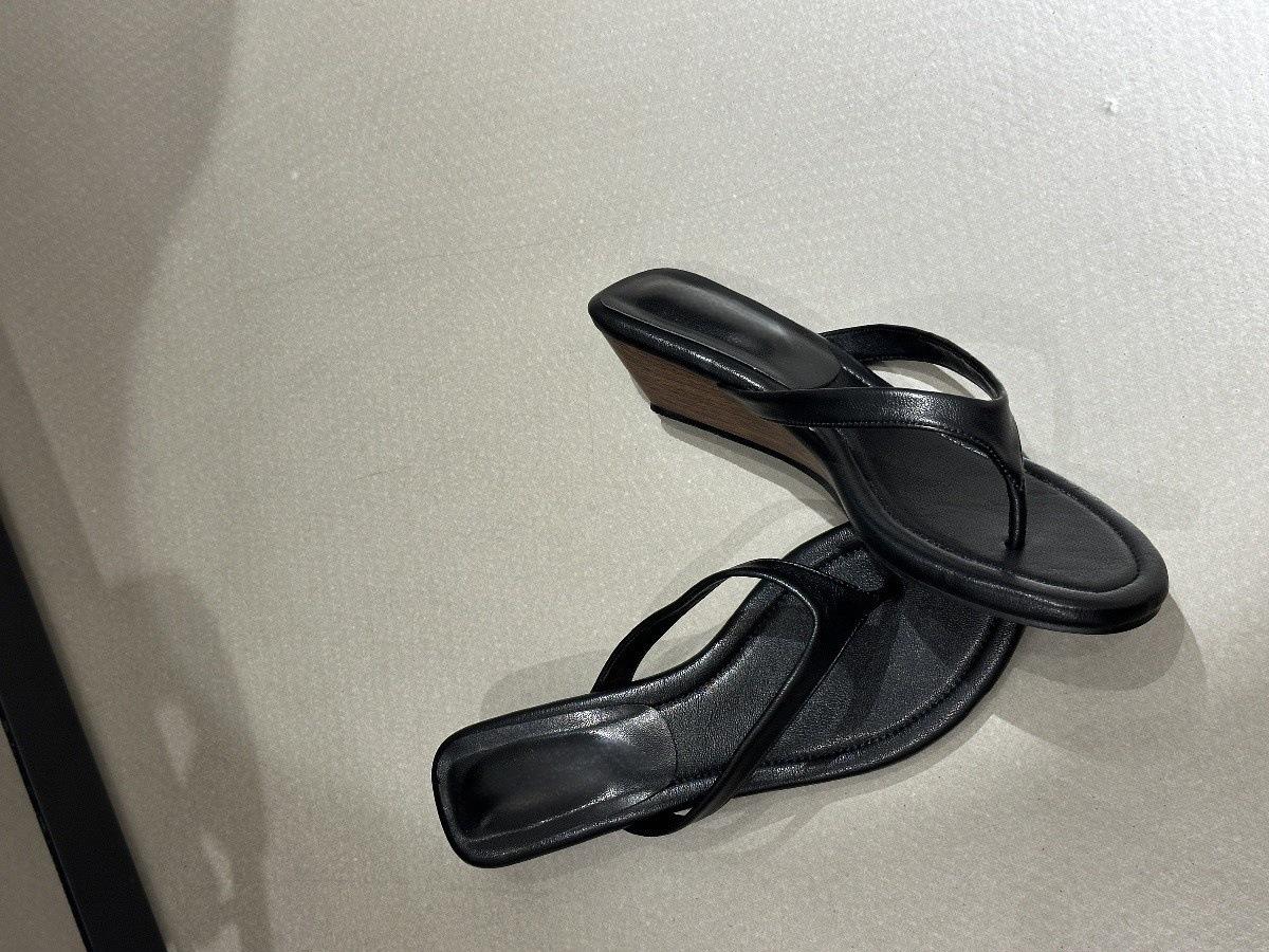 

French temperament toe drag slope heel casual beach cool slippers women s summer wear sandals flip-flops with skirt shoes 35