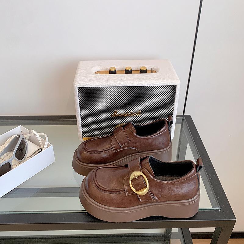 

Маленькие кожаные туфли в британском стиле женские лето 2025 новые на толстой подошве-маффин, с круглым носком, универсальные, черные лоферы на липучке 40 коричневый