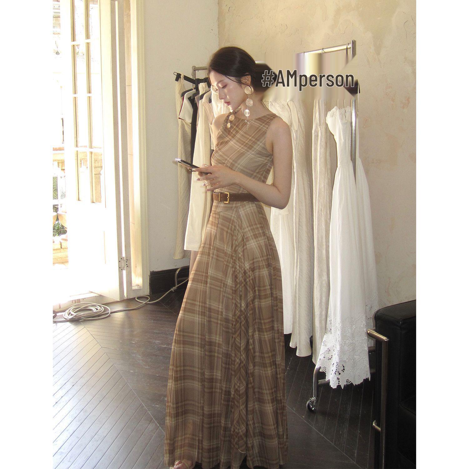 French Retro Sleeveless Plaid Maxi Dress - Elegant Design with Unique Waist-Cinching Style. Small