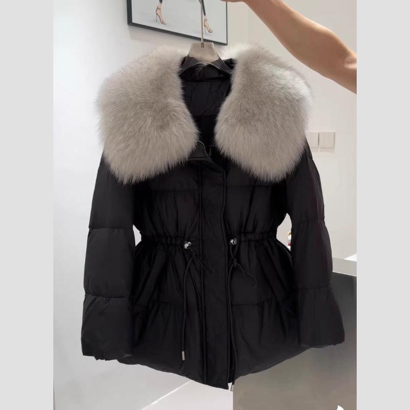 

Зимняя женская куртка средней длины с воротником из лисьего меха и поясом, на белом утином пуху XS чёрный