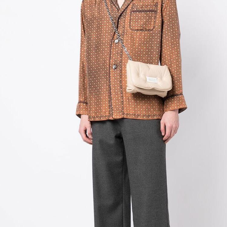 Maison Margiela Buchstabenlogo gesteppte Druckknopfklappe Ledertasche Wolkenform Damen Umhängetasche Beige SB1WG0019P4300T2086