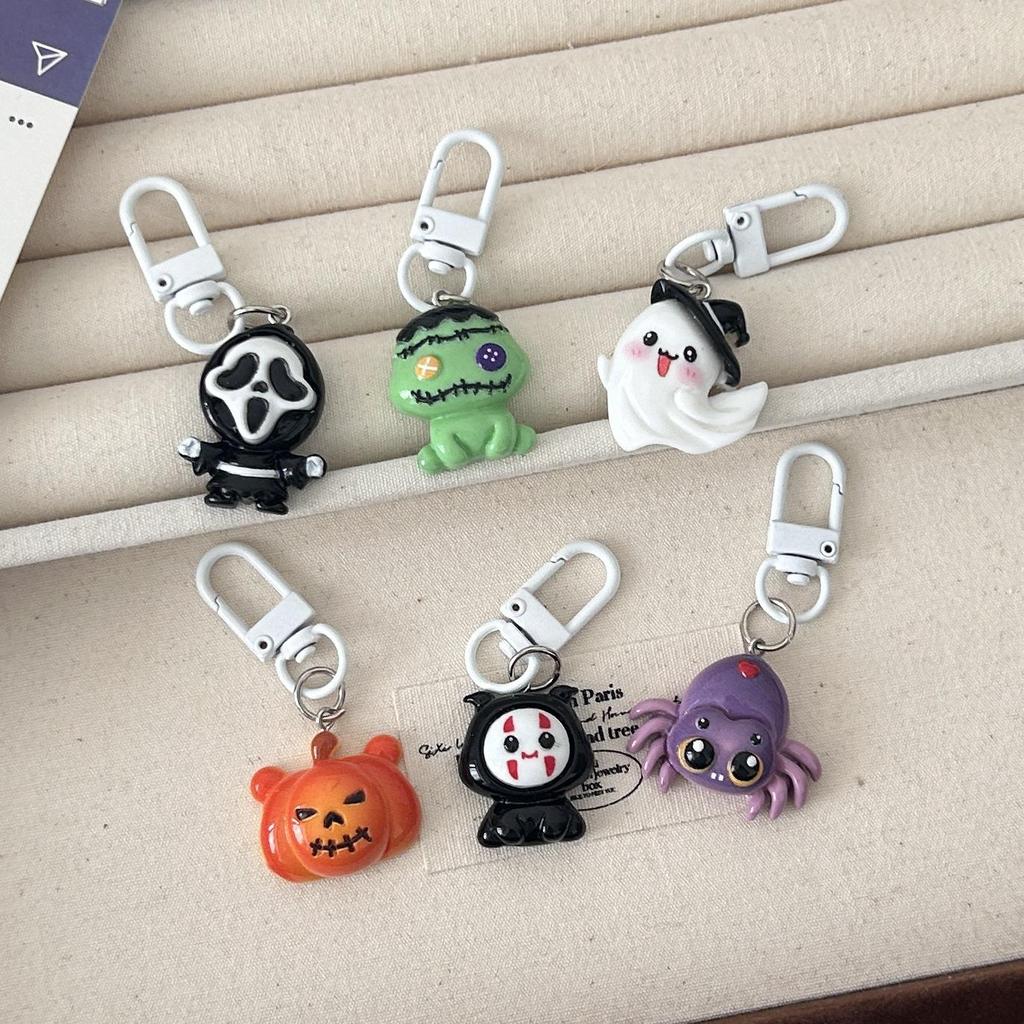Spider Pumpkin Resin Keychain: Cute Halloween Heart Pendant for Bags