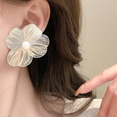 Women's Accessories Metal Flower Leaf Pearl Earrings [Silver Needle]