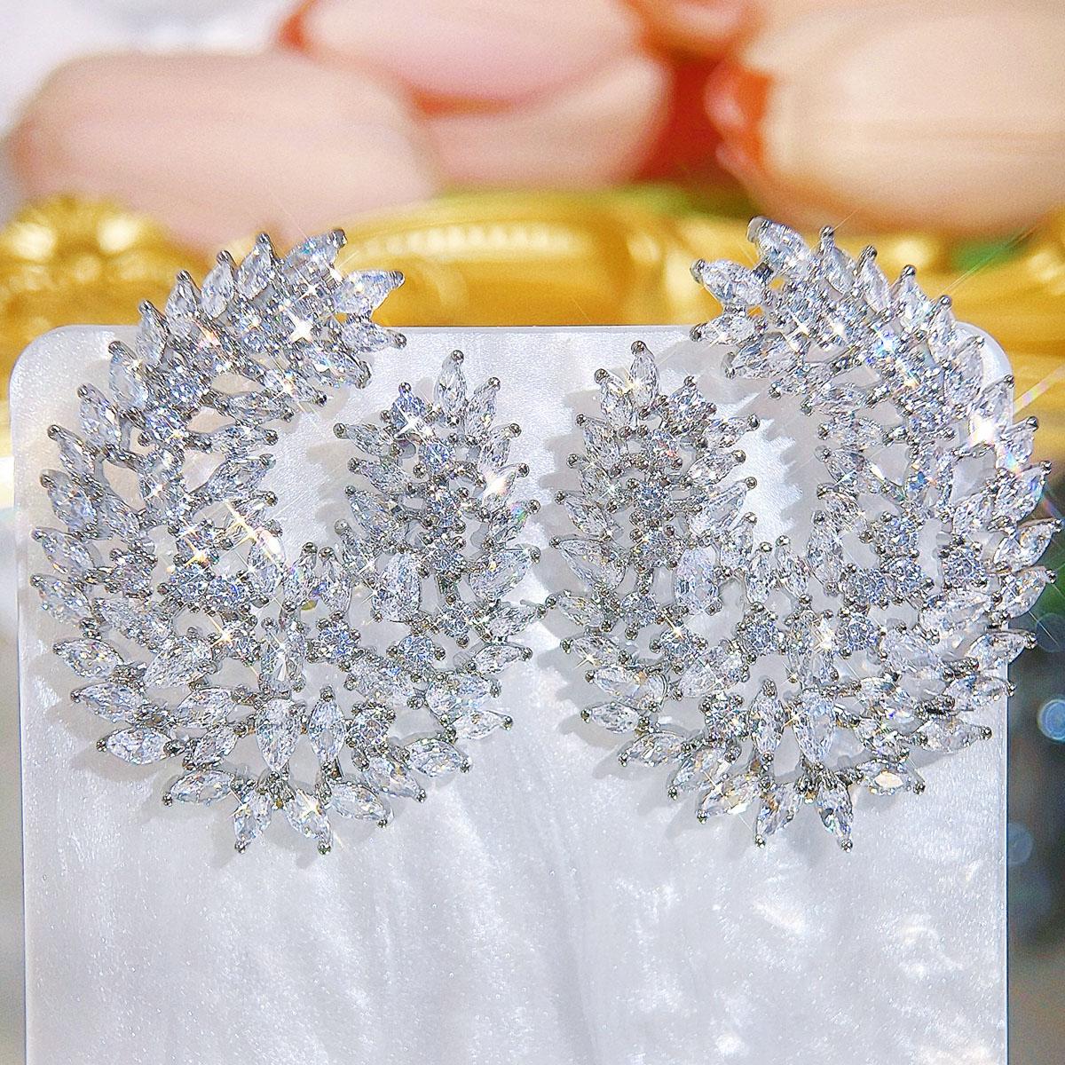 

Серьги CMM Chic серебристо-золотистого оттенка с изысканной оправой из листовидного циркония — незаменимый аксессуар для ценителей моды для женщин серебряный