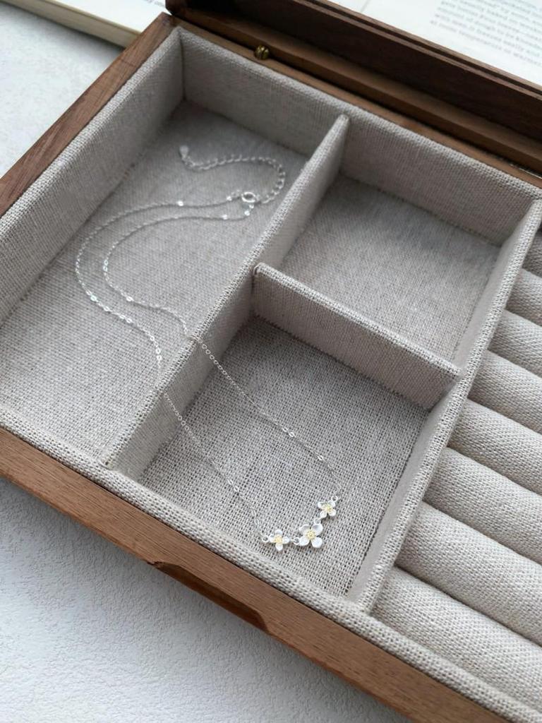 Sterling Silver Gardenia Flower Necklace for Women - Elegant Light Luxury Clavicle Chain with Fresh Floral Design.