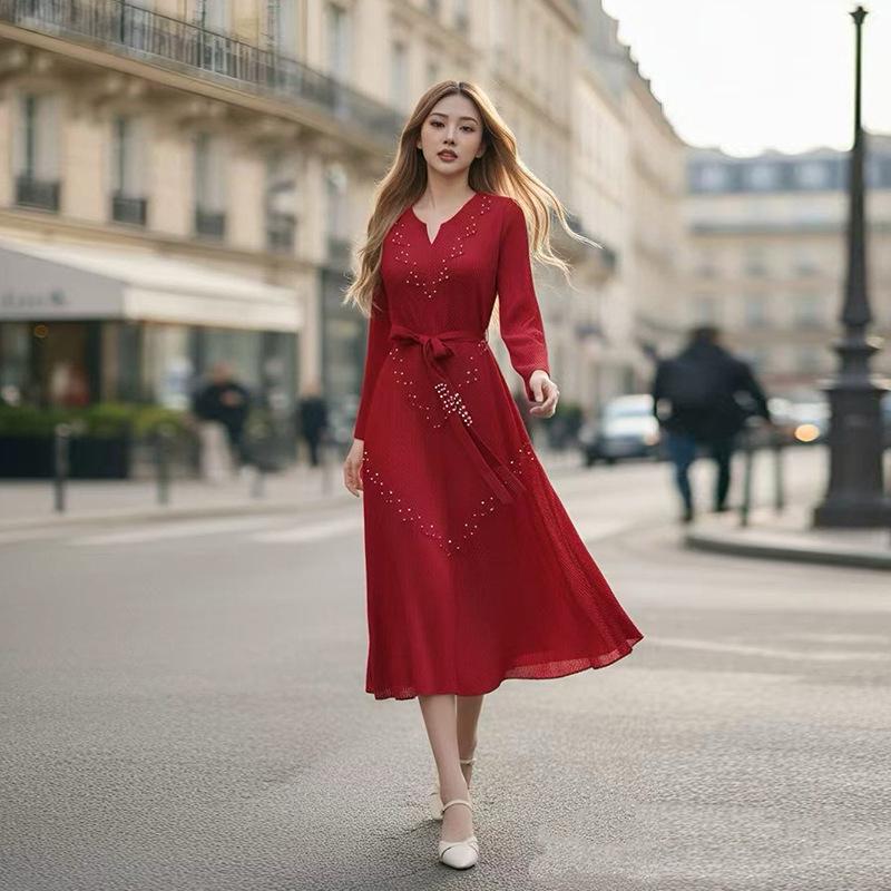 Elegant European & American Plus Size Pleated Dress: Waist-Cinching, Slimming, with Stylish Drill Details.