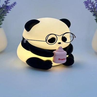 Panda LED Nachtlicht mit Brille und Flasche, Weiche Silikon Tierlampe, Wiederaufladbar und Tragbar, Ideal für Kinderzimmer, Nachttisch und Babyzimmer, Geschenk