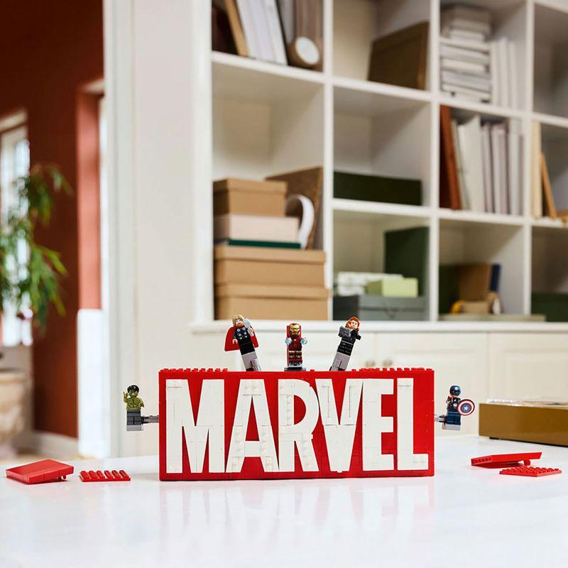 Lego Marvel Logo & Minifigures